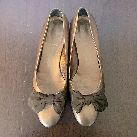 Salvatore Ferragamo Metallic Bow Tie Flat Size 6 - Picture 2 of 12